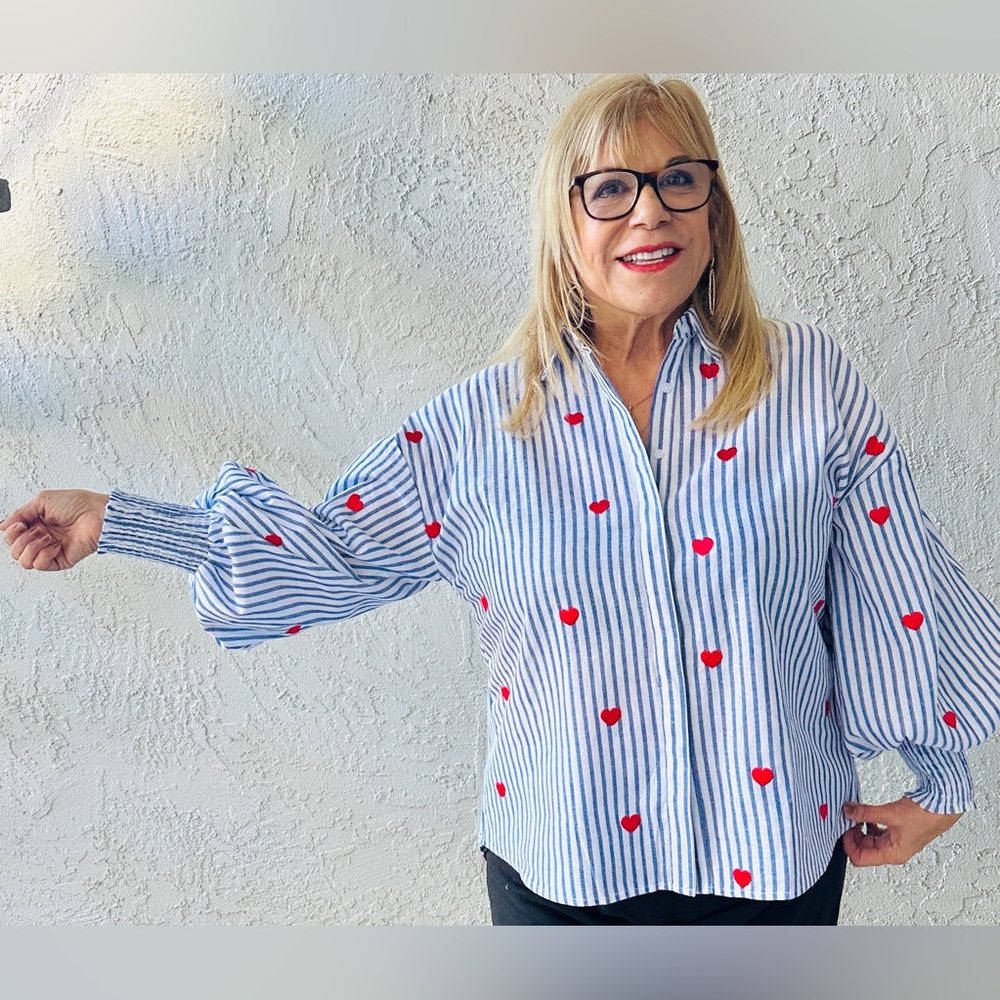 White Closet Elements Blouse Striped Blue Stripe Top Red Accent Hearts Sz Small